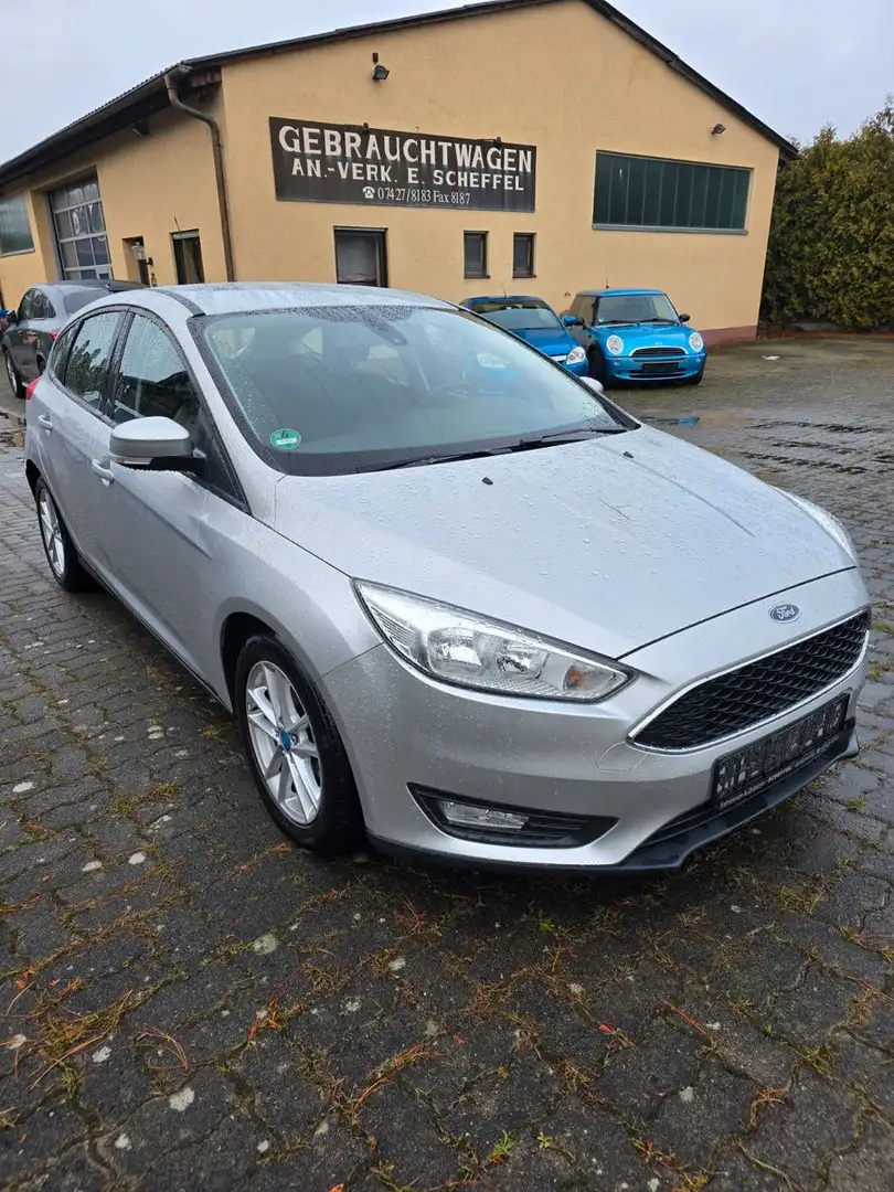 Ford Focus 1,6 92kW Automatik / 5 türig / Euro 6 Silber - 2