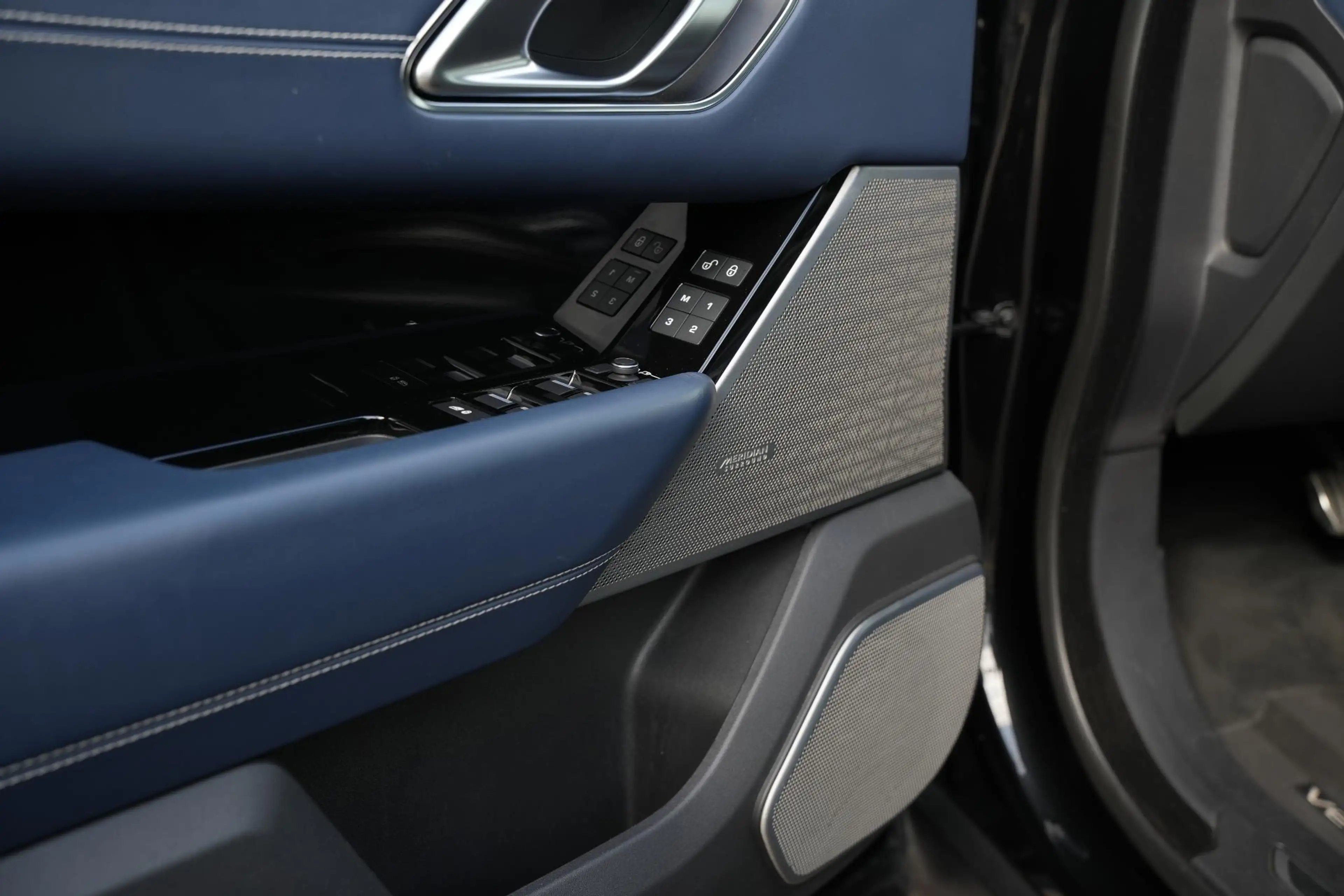 Land Rover Range Rover Velar 3.0 D300 AWD R-Dynamic HSE BTW Panoramadak Adapt. — photo 40