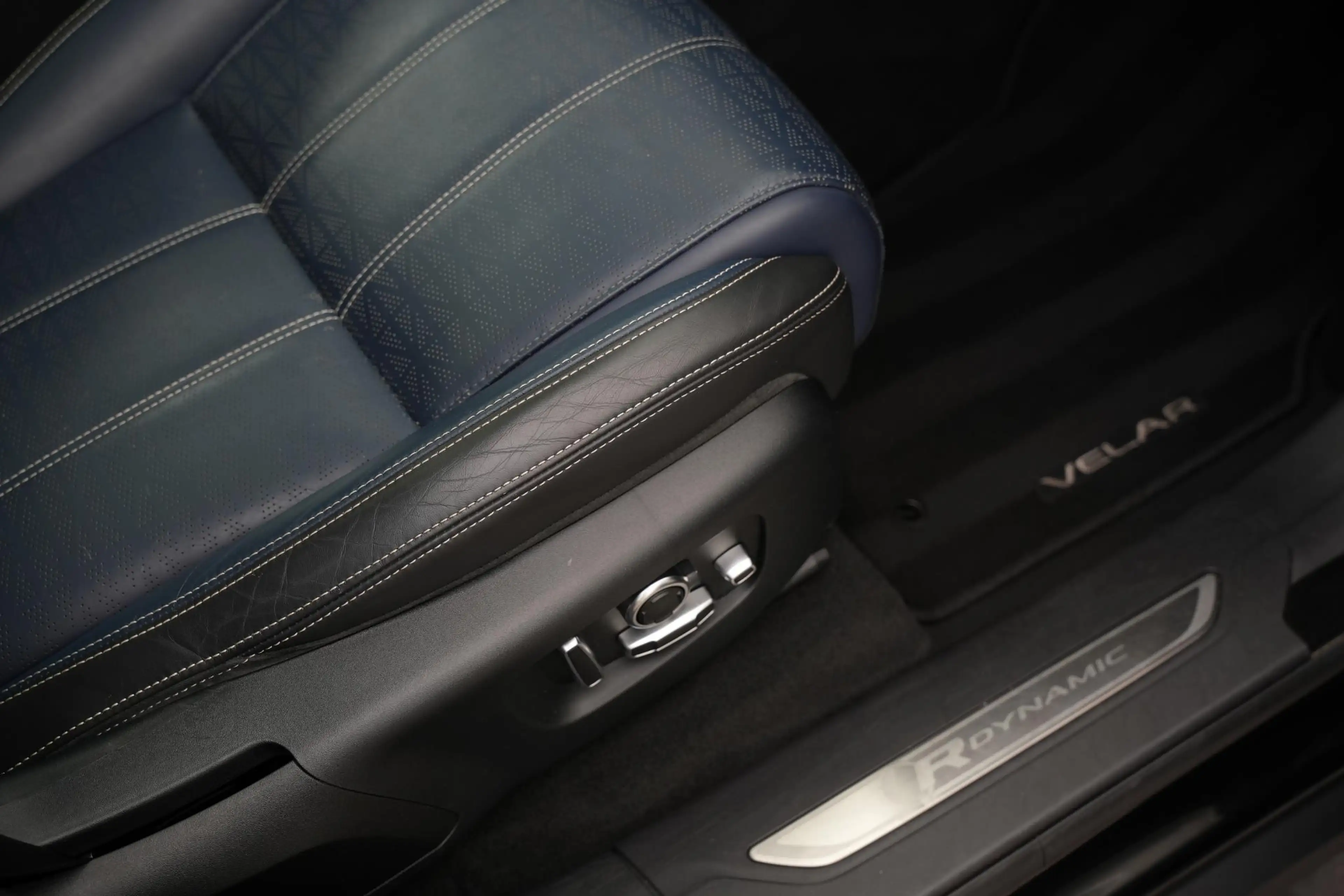 Land Rover Range Rover Velar 3.0 D300 AWD R-Dynamic HSE BTW Panoramadak Adapt. — photo 26