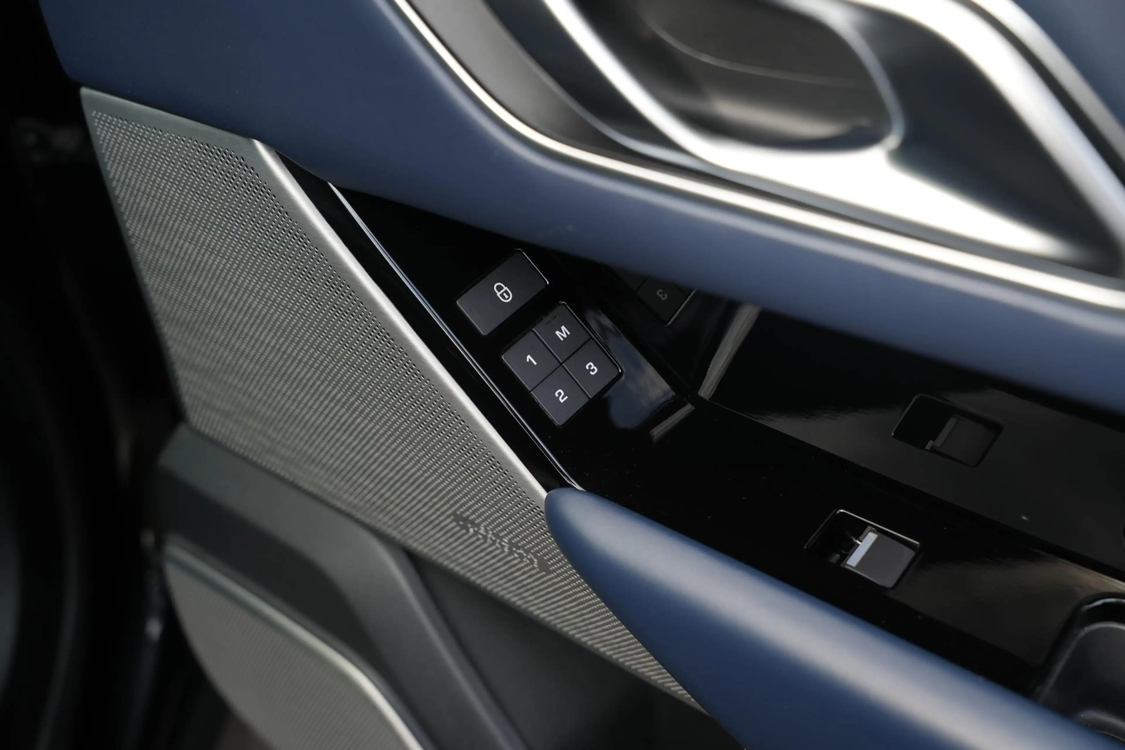 Land Rover Range Rover Velar 3.0 D300 AWD R-Dynamic HSE BTW Panoramadak Adapt. — photo 27
