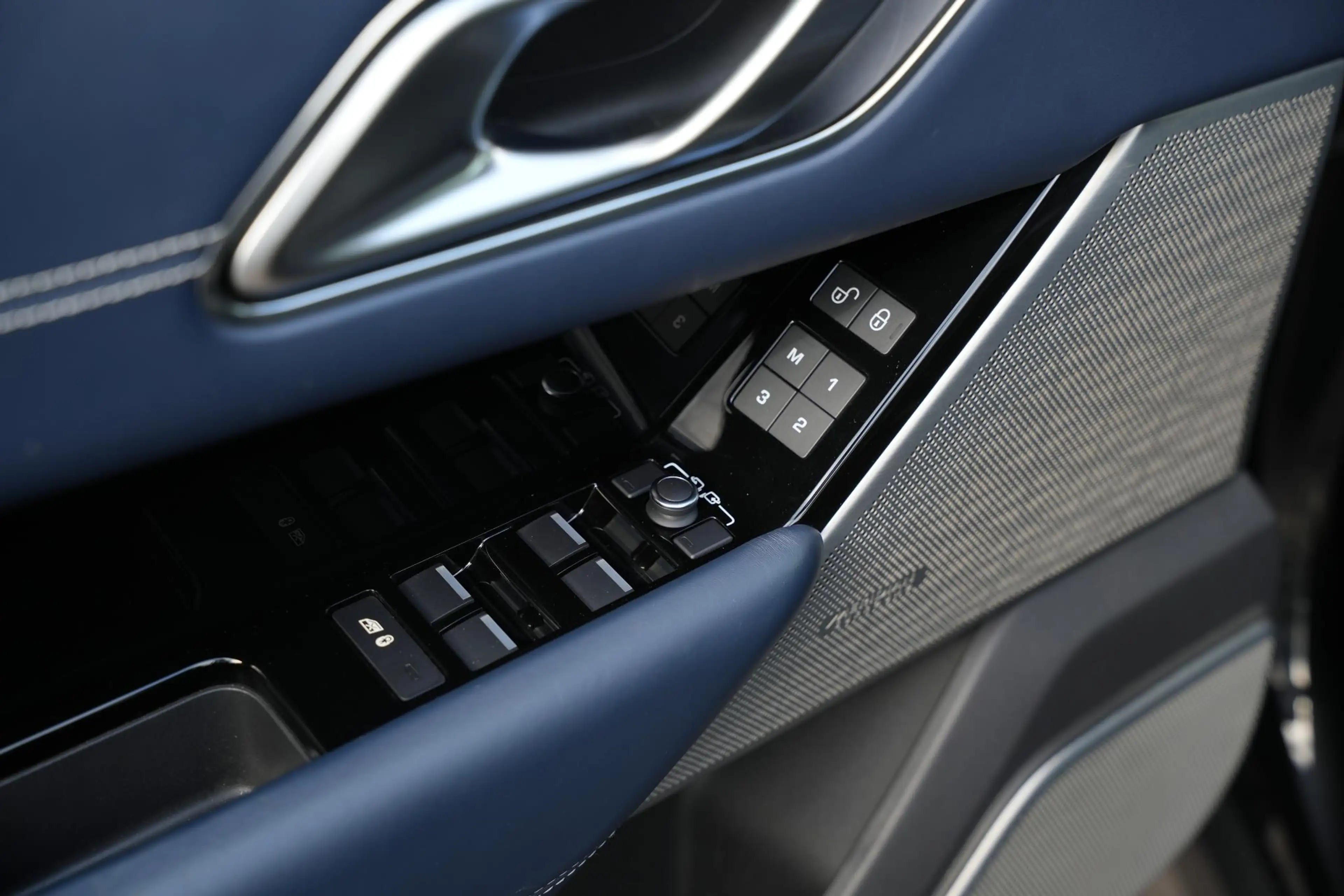 Land Rover Range Rover Velar 3.0 D300 AWD R-Dynamic HSE BTW Panoramadak Adapt. — photo 39