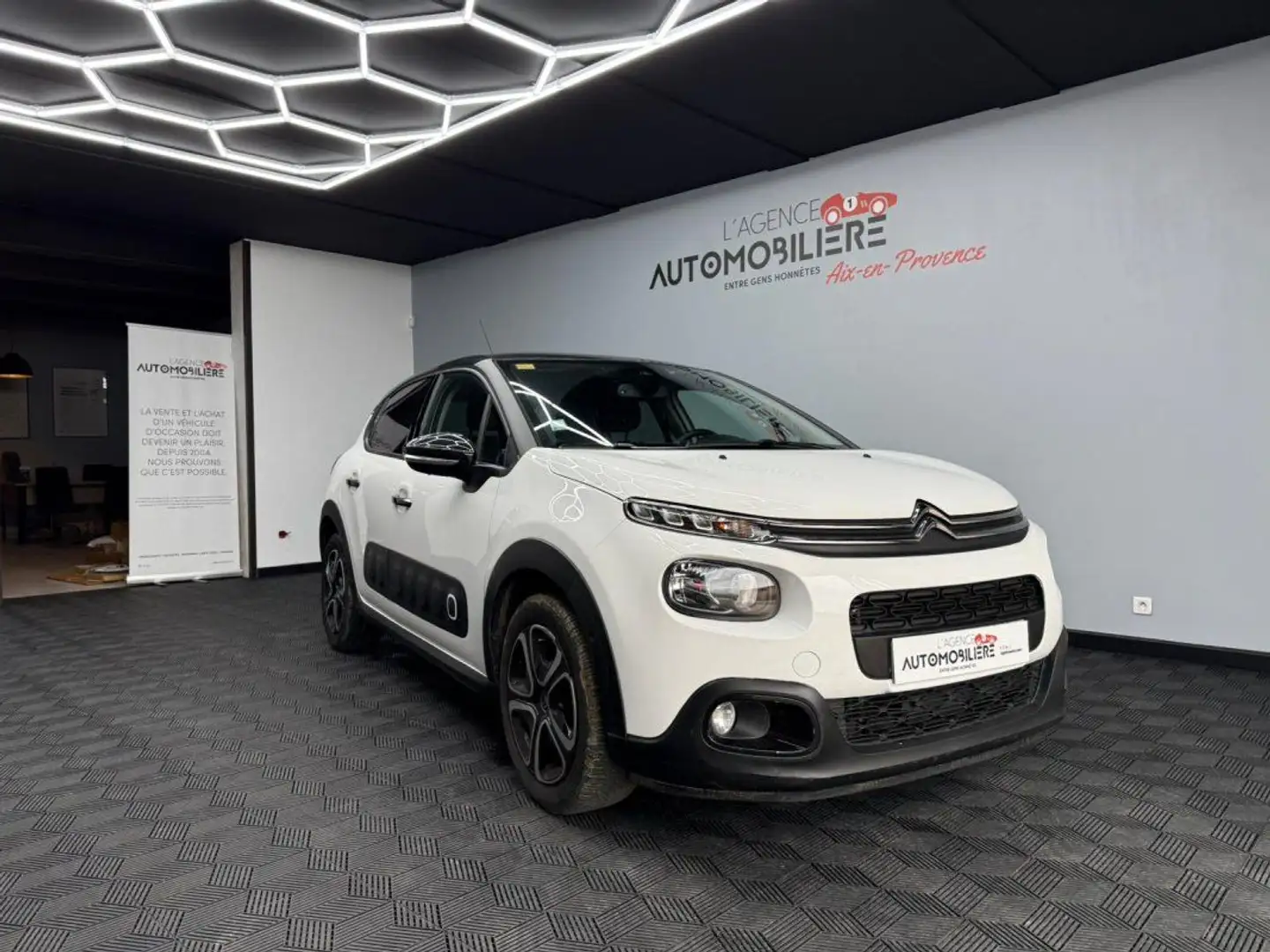 Citroen C3 1.2 PureTech 110 CV - Finition Shine business - Distribution neuve - Premiere main Weiß - 1