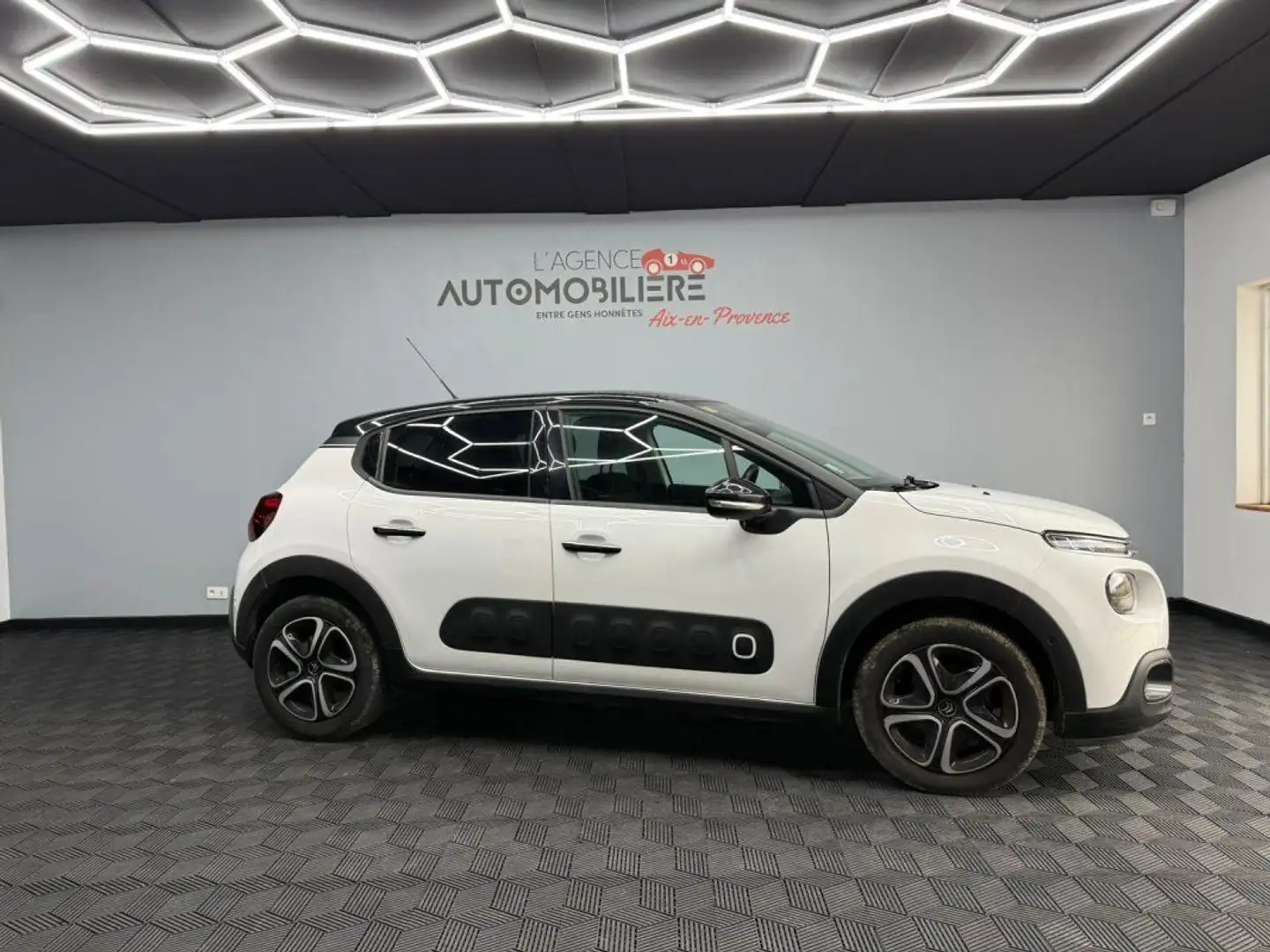 Citroen C3 1.2 PureTech 110 CV - Finition Shine business - Distribution neuve - Premiere main Weiß - 2