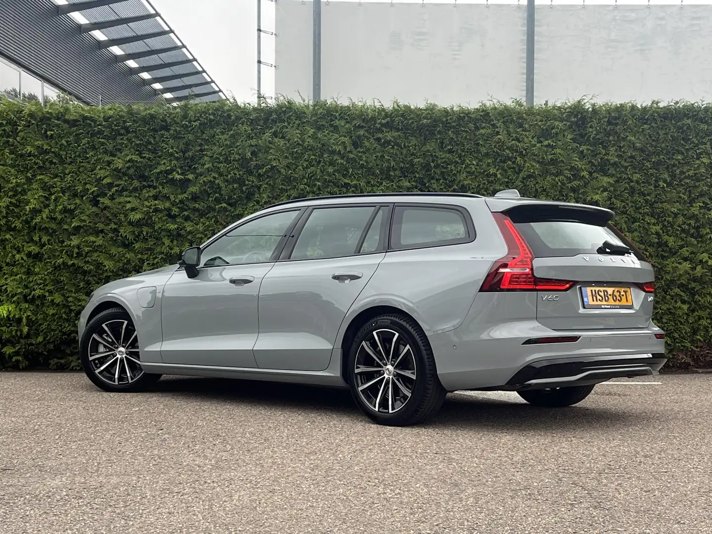 Volvo V60 T6 Plug-in hybrid AWD Plus Dark Pilot Assist | Tre Grau - 2