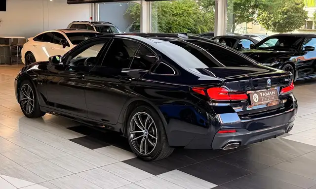 BMW 5 Series view 8