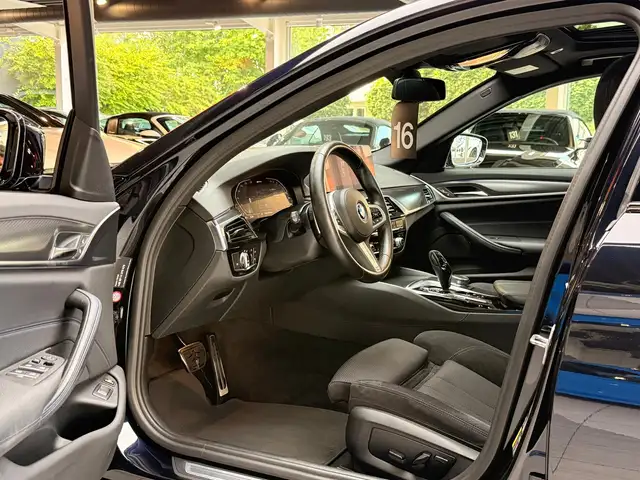 BMW 5 Series view 10