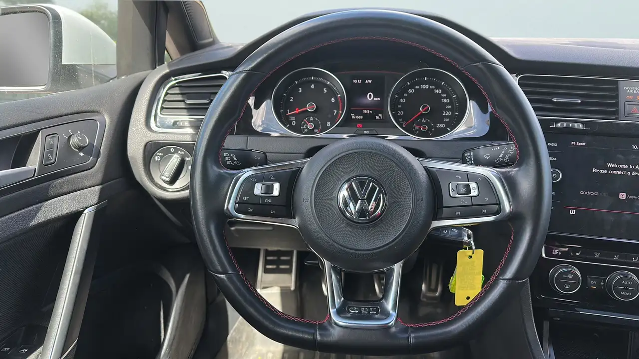 Volkswagen Golf GTI снимка Volkswagen Golf GTI