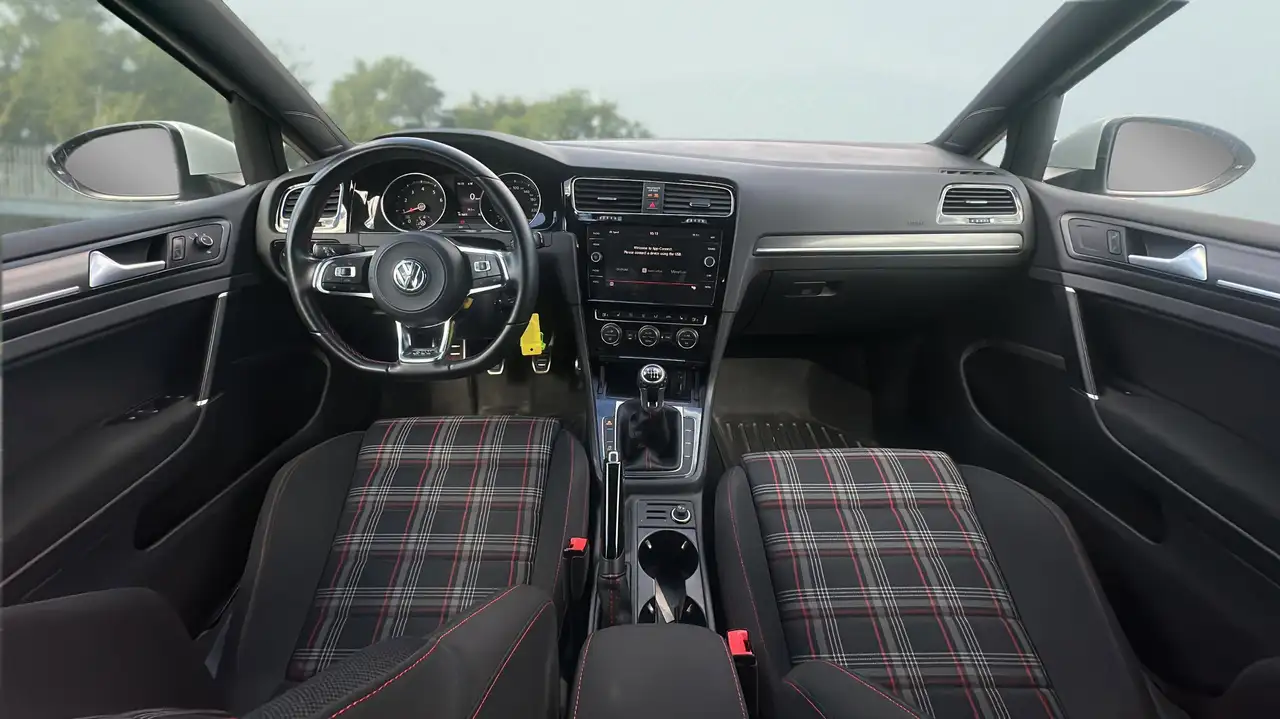Volkswagen Golf GTI снимка Volkswagen Golf GTI