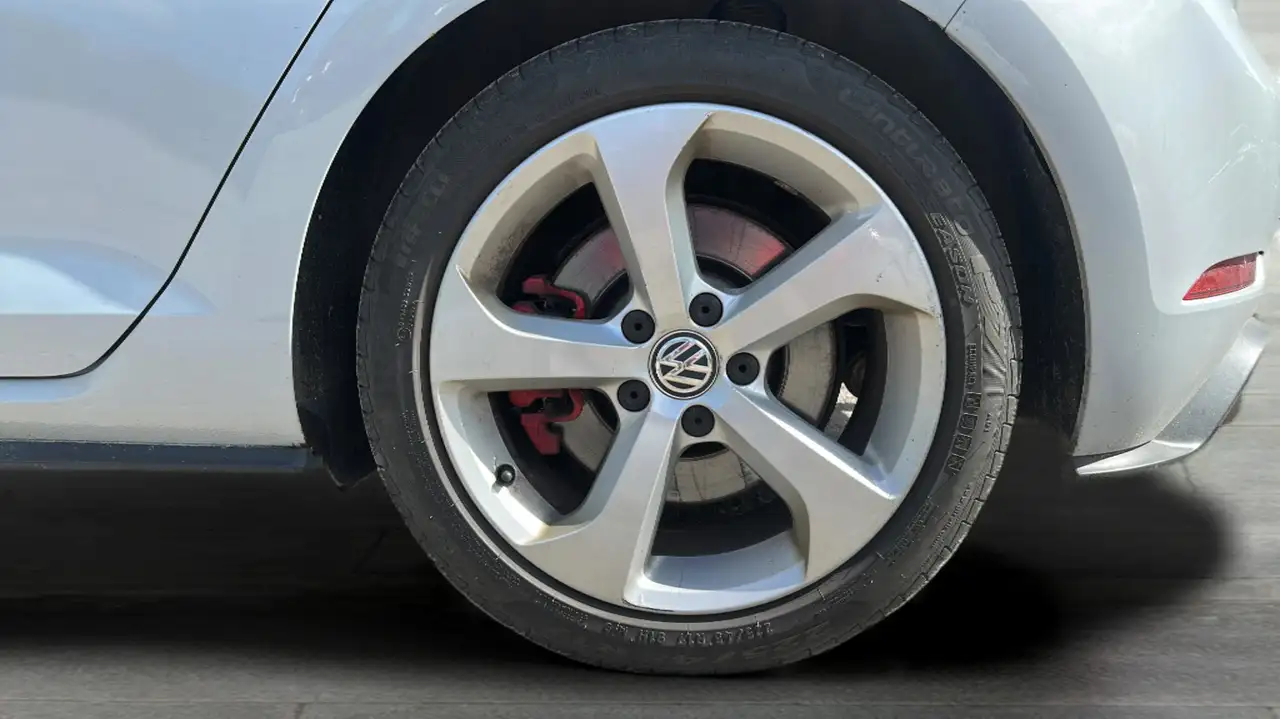 Volkswagen Golf GTI снимка Volkswagen Golf GTI