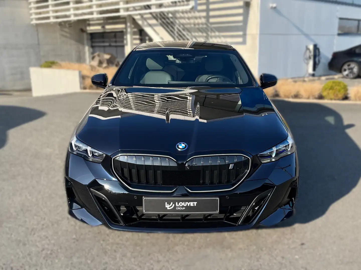 BMW i5 M Sport Pro - Carbon Schwarz - Toit Pano - Harman Noir - 2