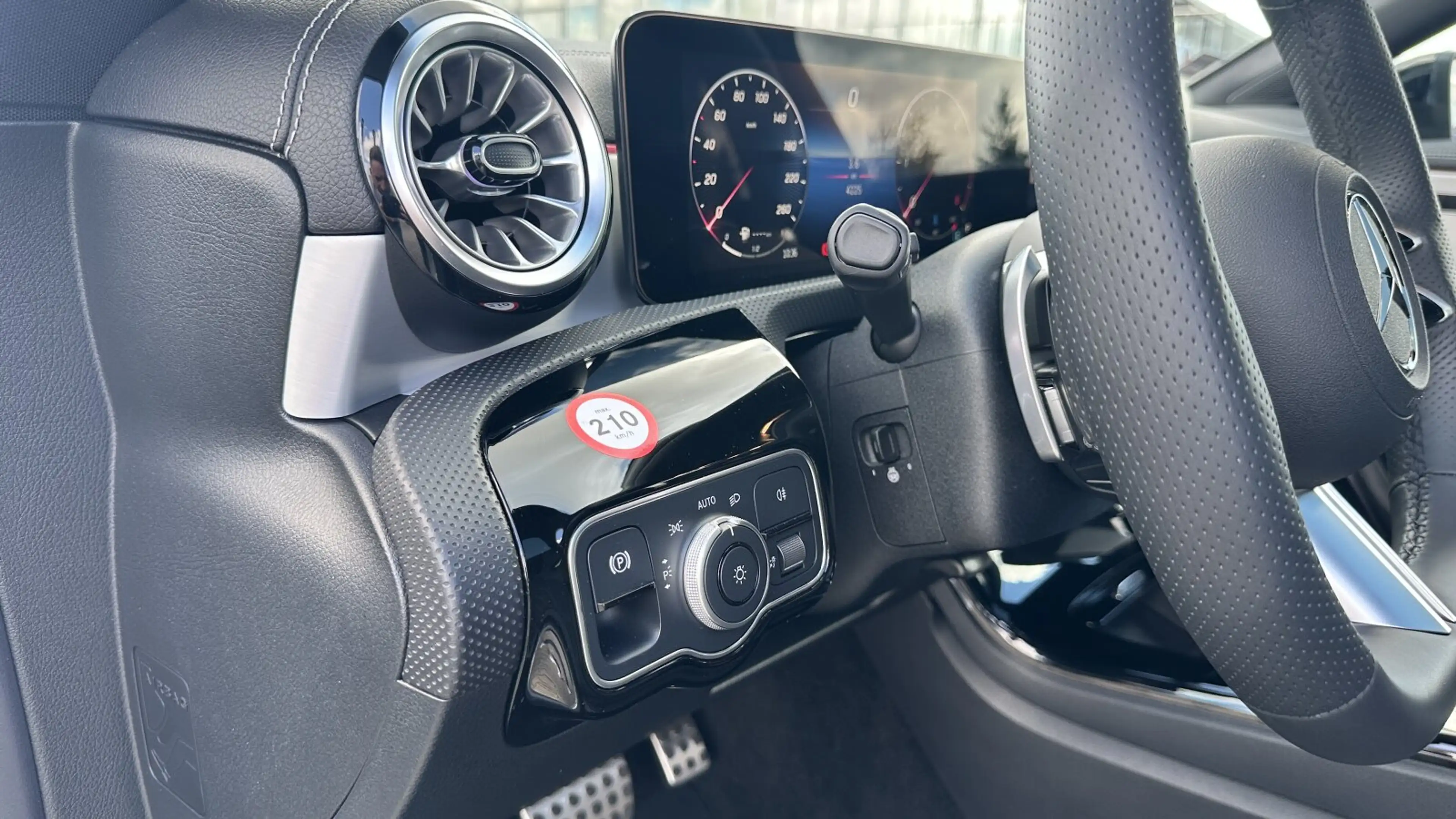 Mercedes-Benz CLA 220 CLA 220 d Shooting Brake AMG+Keyless+Pano+360° — photo 11