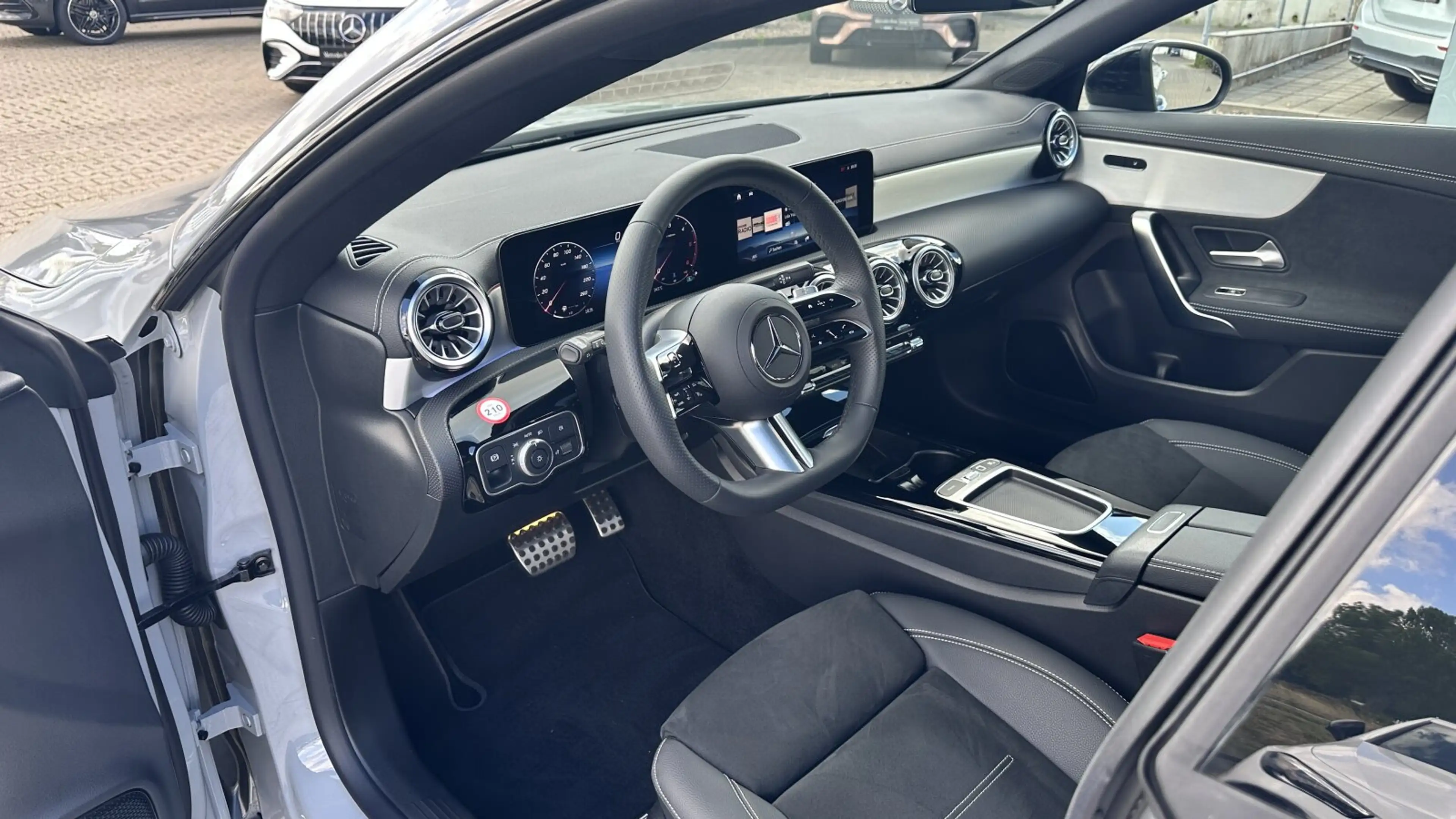 Mercedes-Benz CLA 220 CLA 220 d Shooting Brake AMG+Keyless+Pano+360° — photo 9