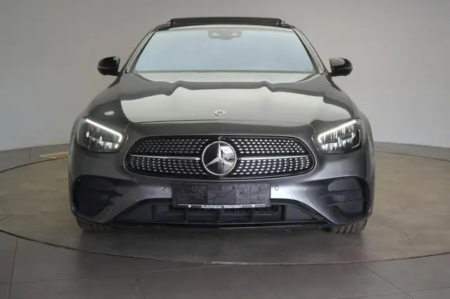 Mercedes-Benz 300 view 2
