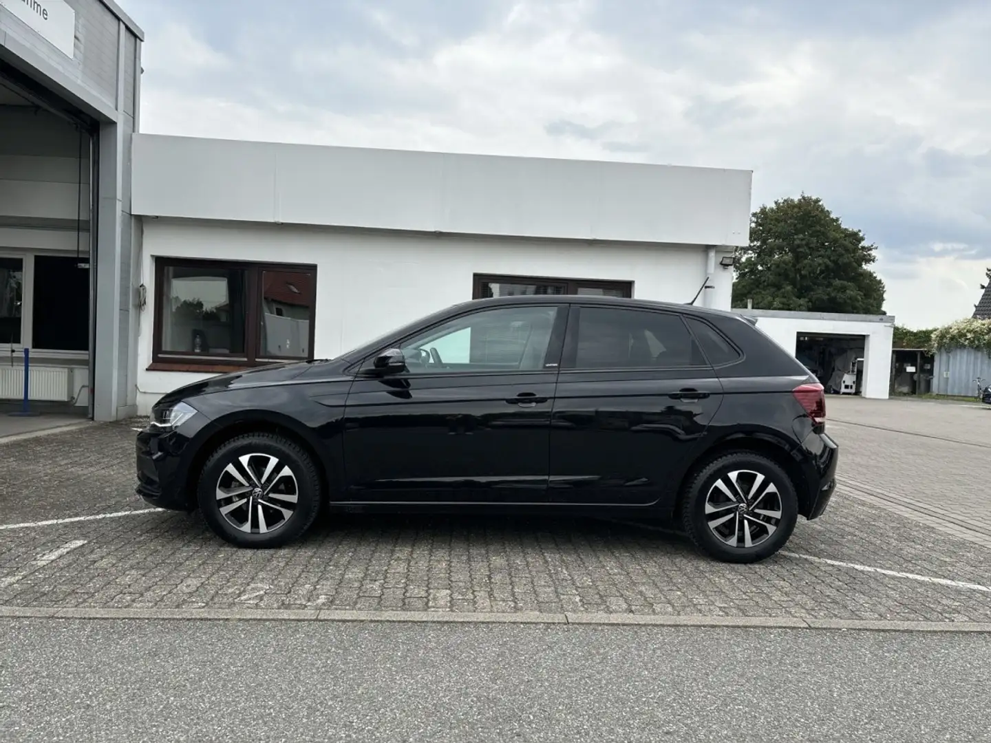 Volkswagen Polo United 1.0 TSI DSG PANO KAM SHZ PDC AppConnect Zwart - 2