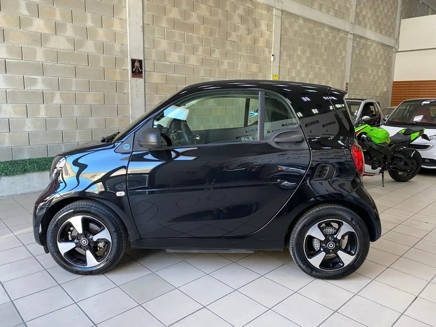 smart forTwo fortwo EQ Racingreen (22kW) Noir - 2