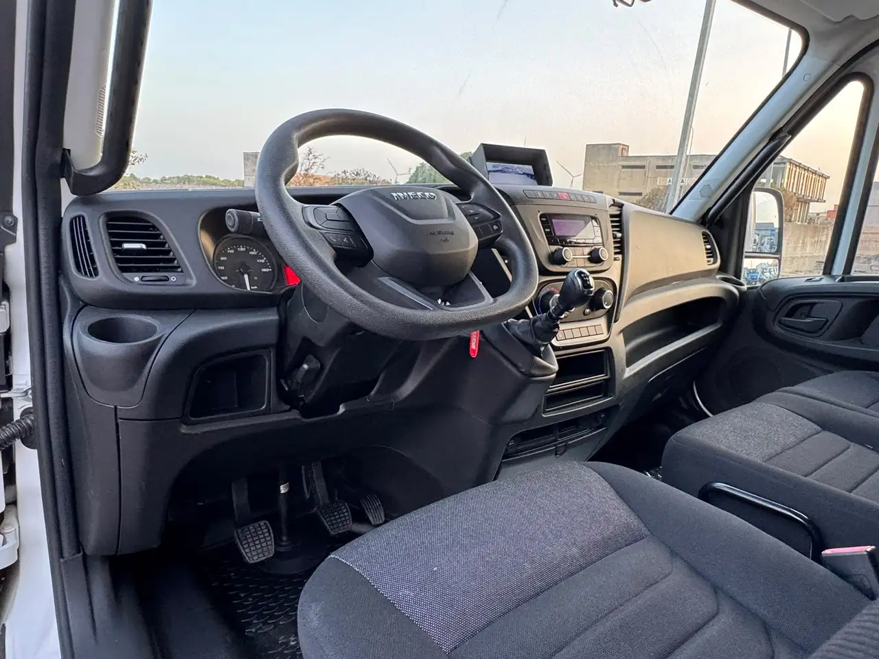 Iveco Daily 2023 — фото 15