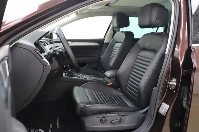 Volkswagen Passat view 9
