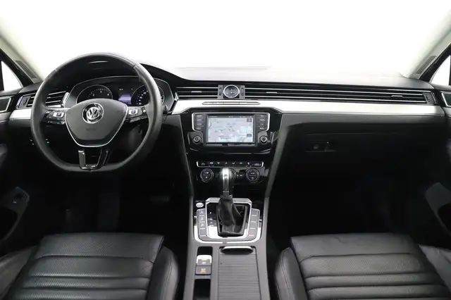Volkswagen Passat view 14