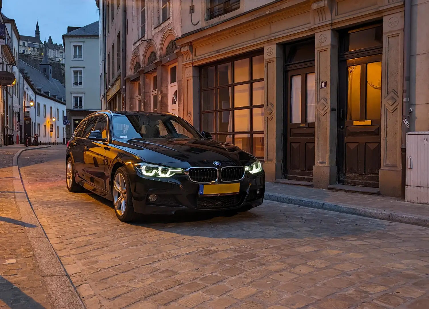 BMW 330 330d Touring xDrive Aut. M Sport Noir - 2