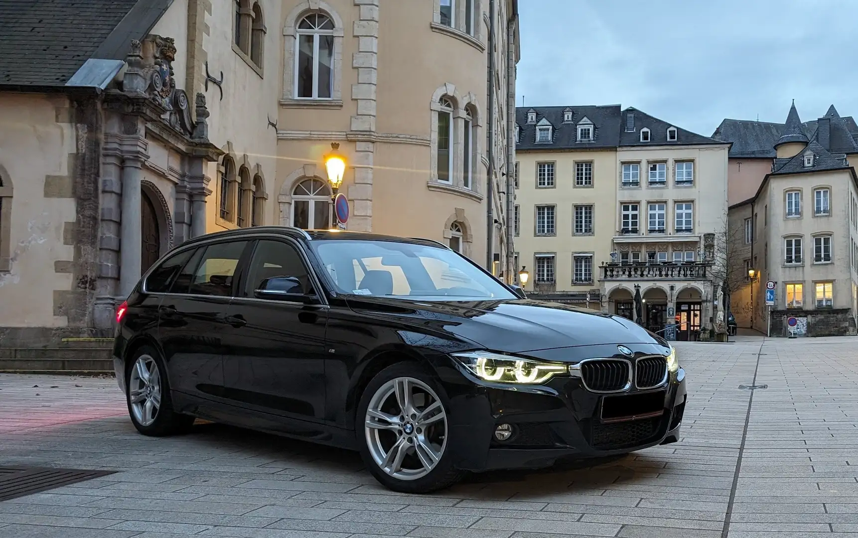 BMW 330 330d Touring xDrive Aut. M Sport Noir - 1