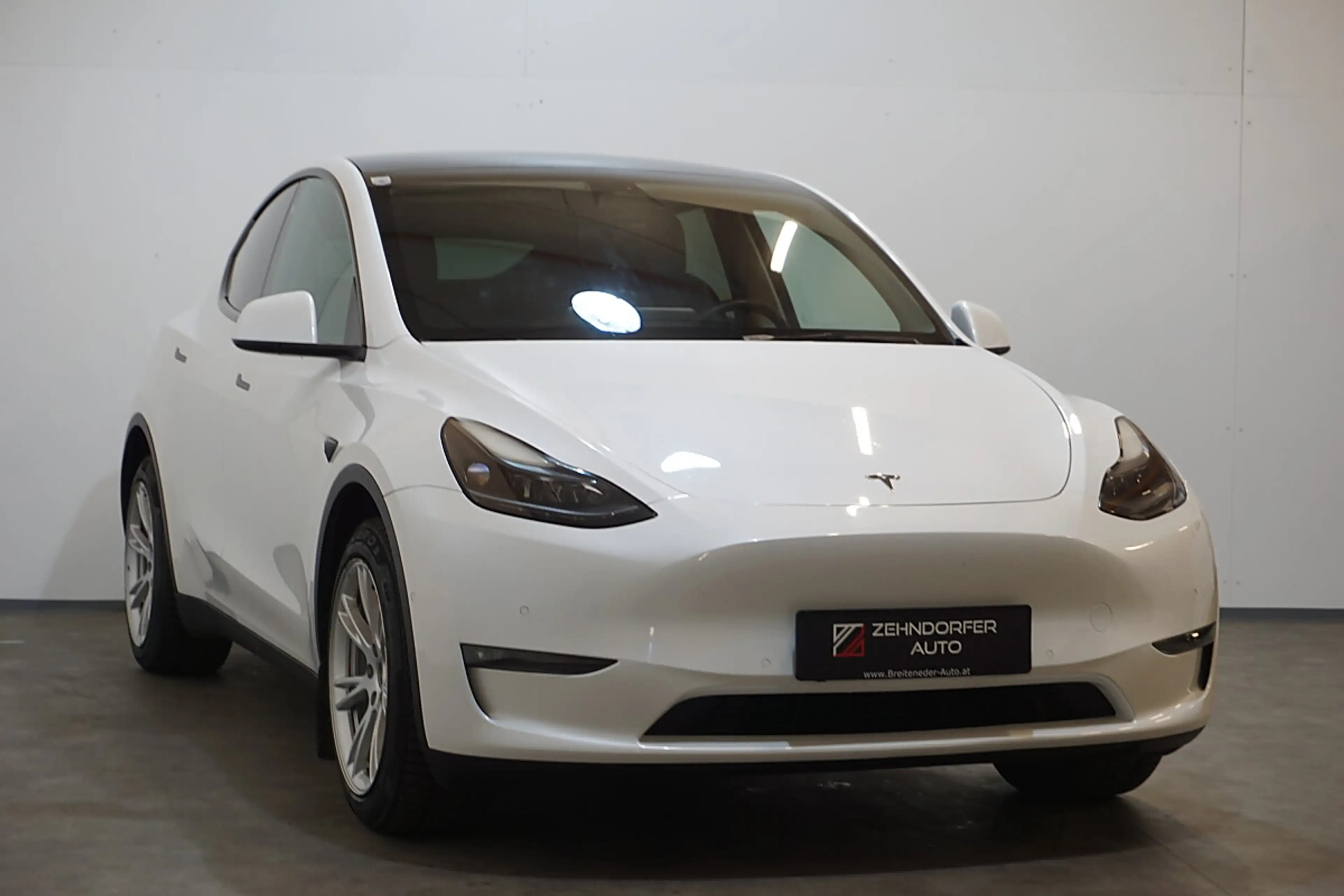 Tesla Model Y Long Range AWD 75kWh / 1.Besitz / weiß metallic...