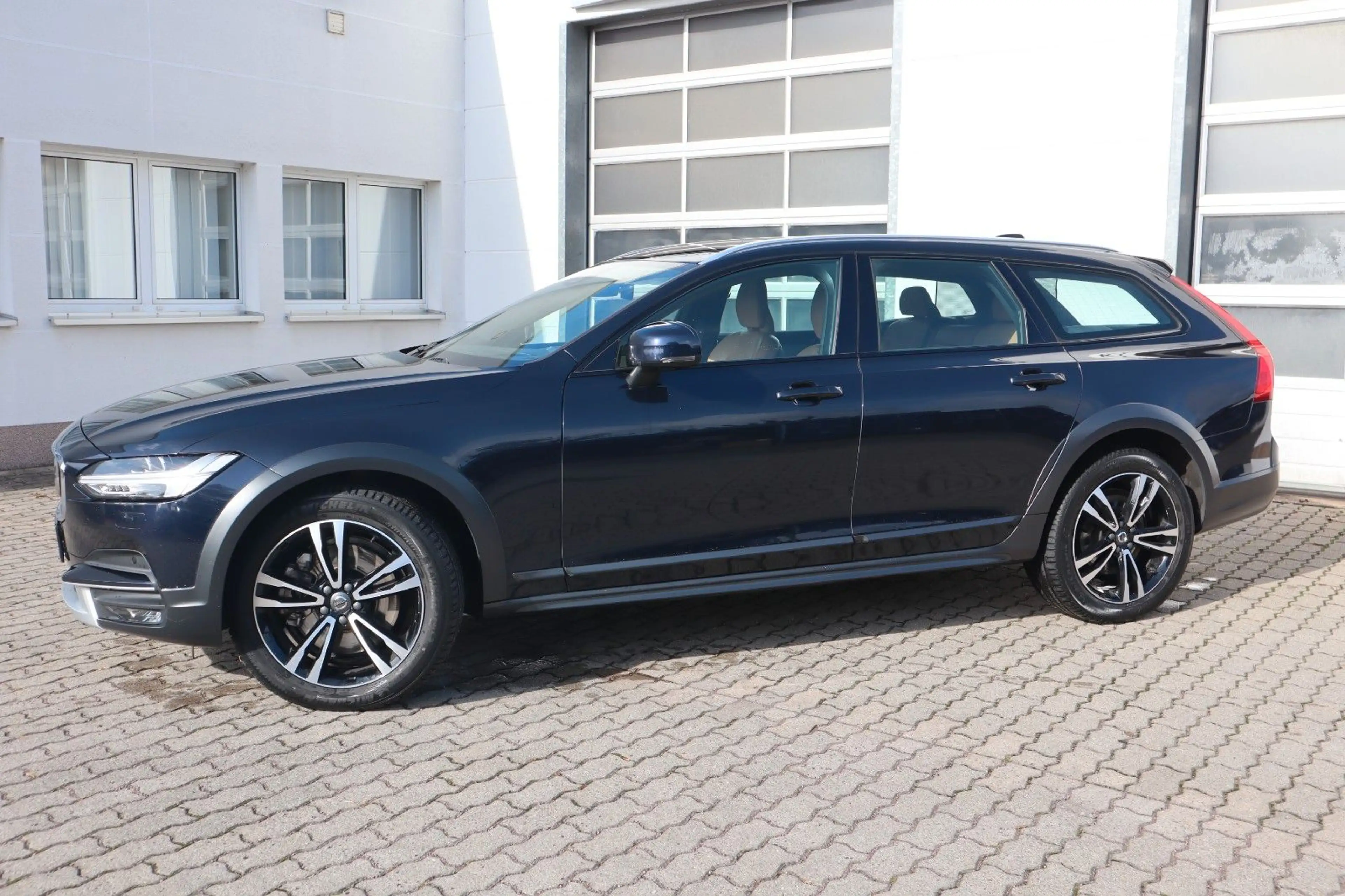 Volvo V90 Cross Country Pro AWD HUD*StzLüft*360° — photo 10