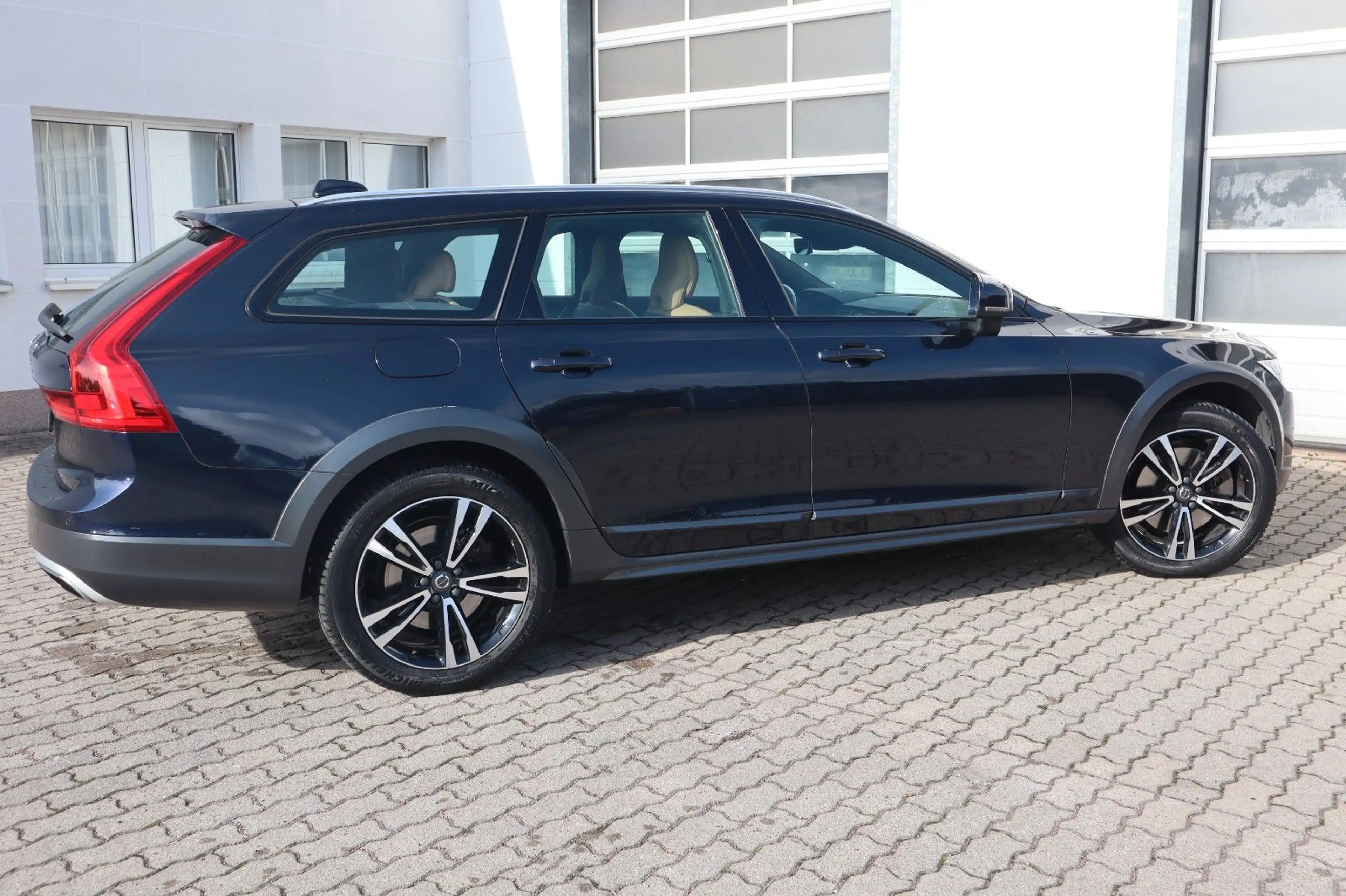 Volvo V90 Cross Country Pro AWD HUD*StzLüft*360° — photo 11