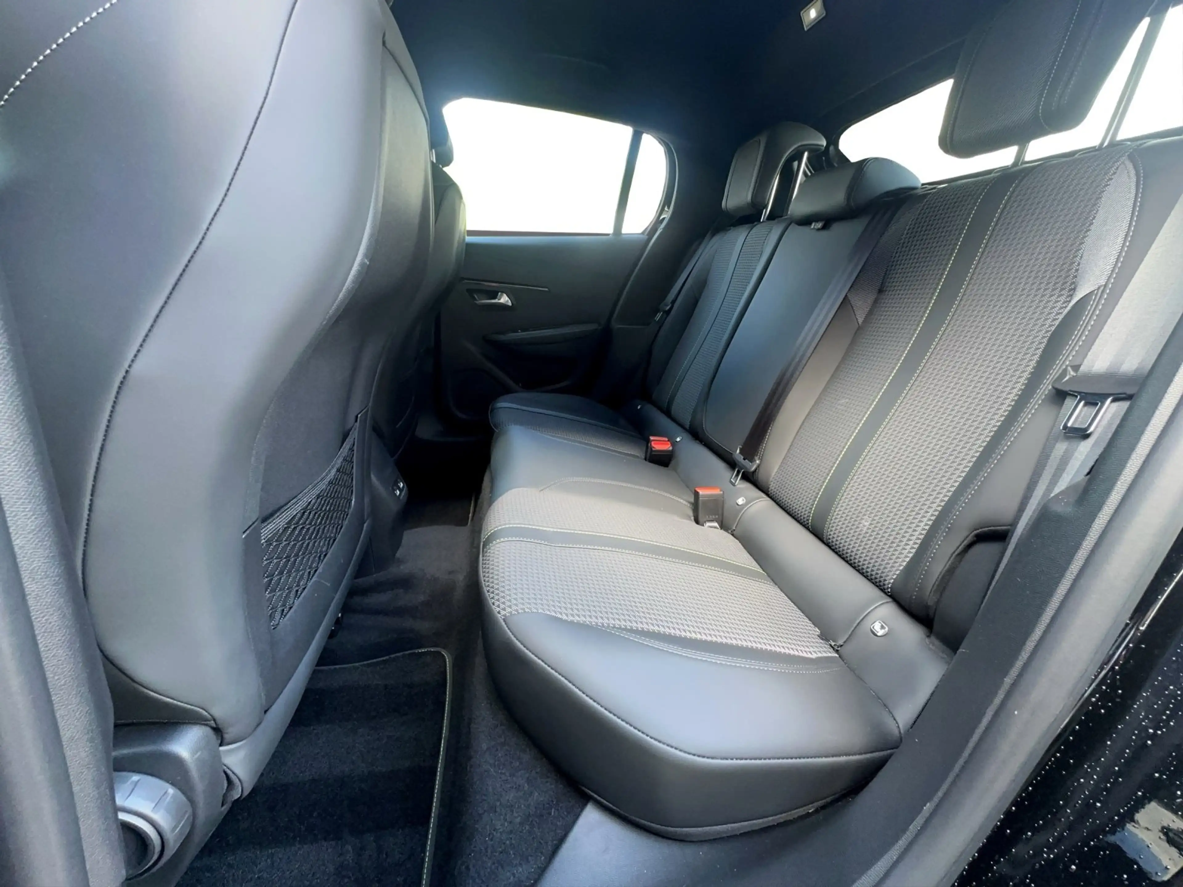 Peugeot e-208 GT 136 NAVI CARPLAY KAMERA SHZ KLIMA — photo 12