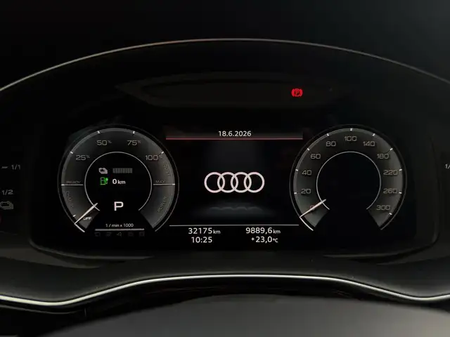 Audi Q8 view 10
