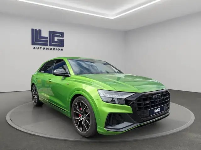 Audi Q8 view 4