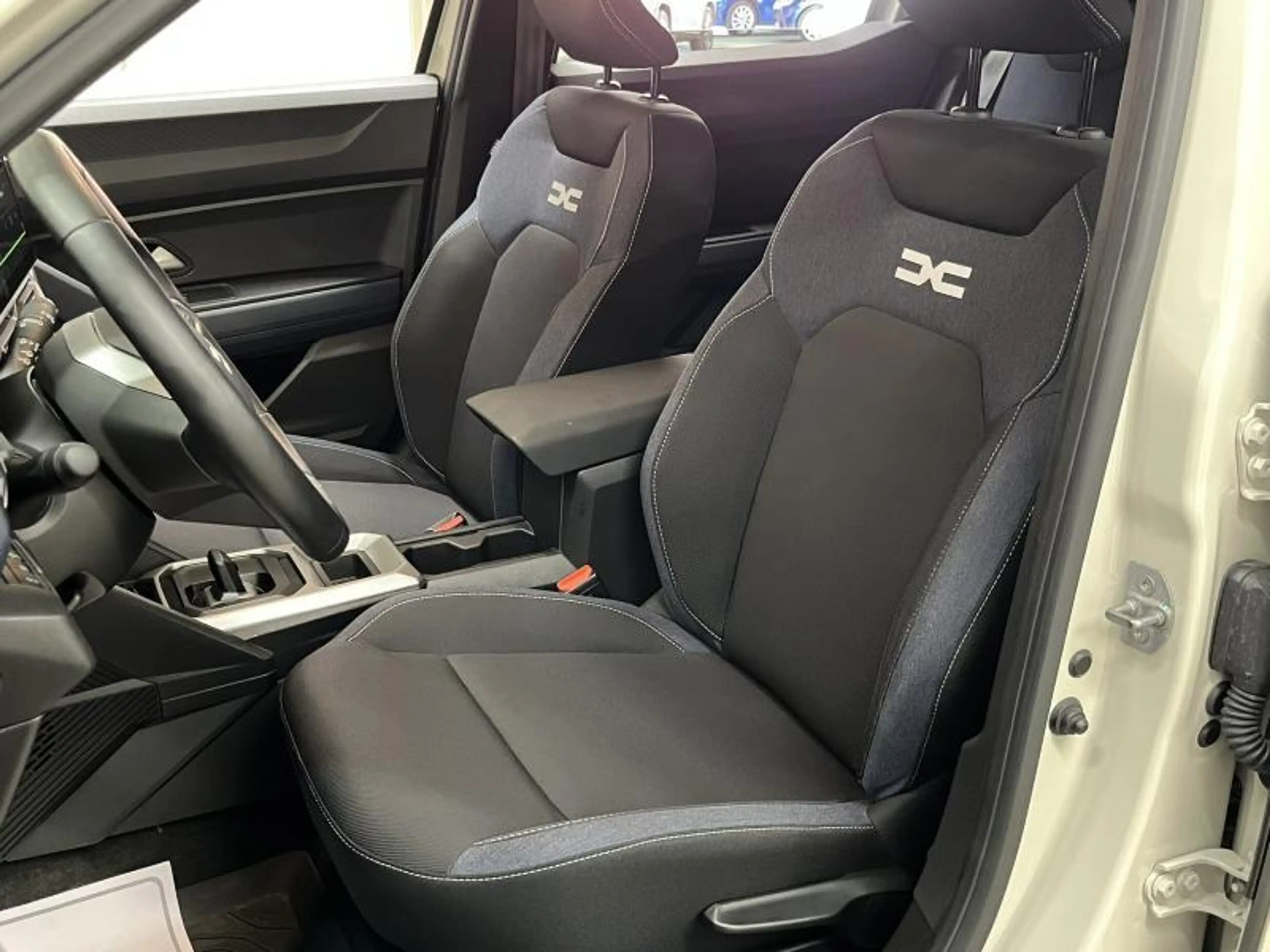 Dacia Duster 1.6Hybrid 140cv JOURNEY Navi/Carplay/Cam360 — photo 8