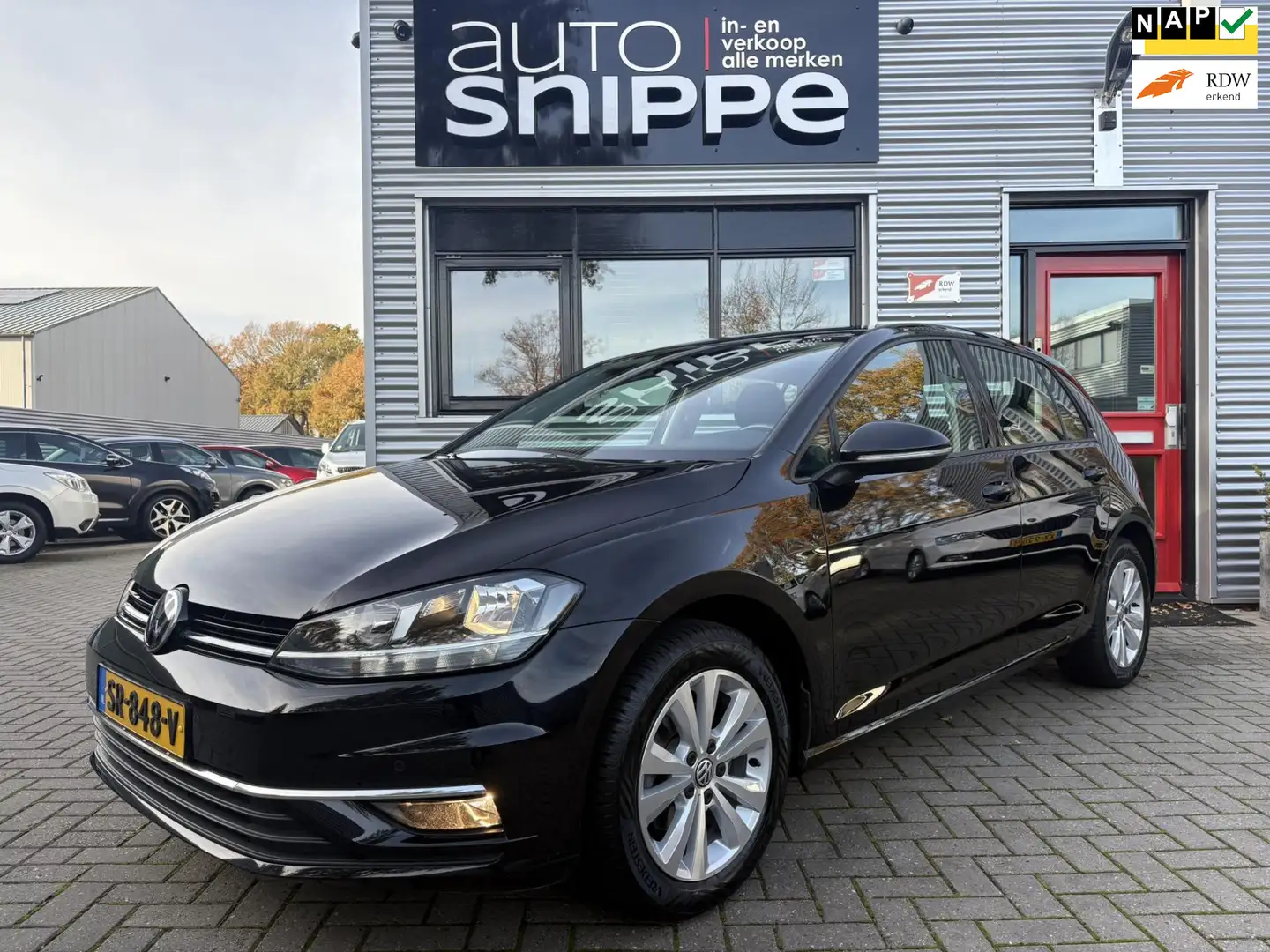 Volkswagen Golf 1.0 TSI Comfortline -AUTOMAAT-5DRS.-CLIMA-APPLE CA Schwarz - 1
