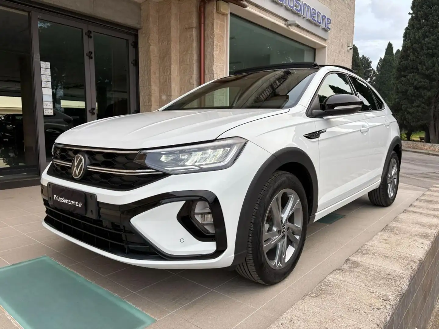 Volkswagen Taigo 1.0 TSI 110 CV DSG R-Line TETTO APR/PAN Weiß - 1