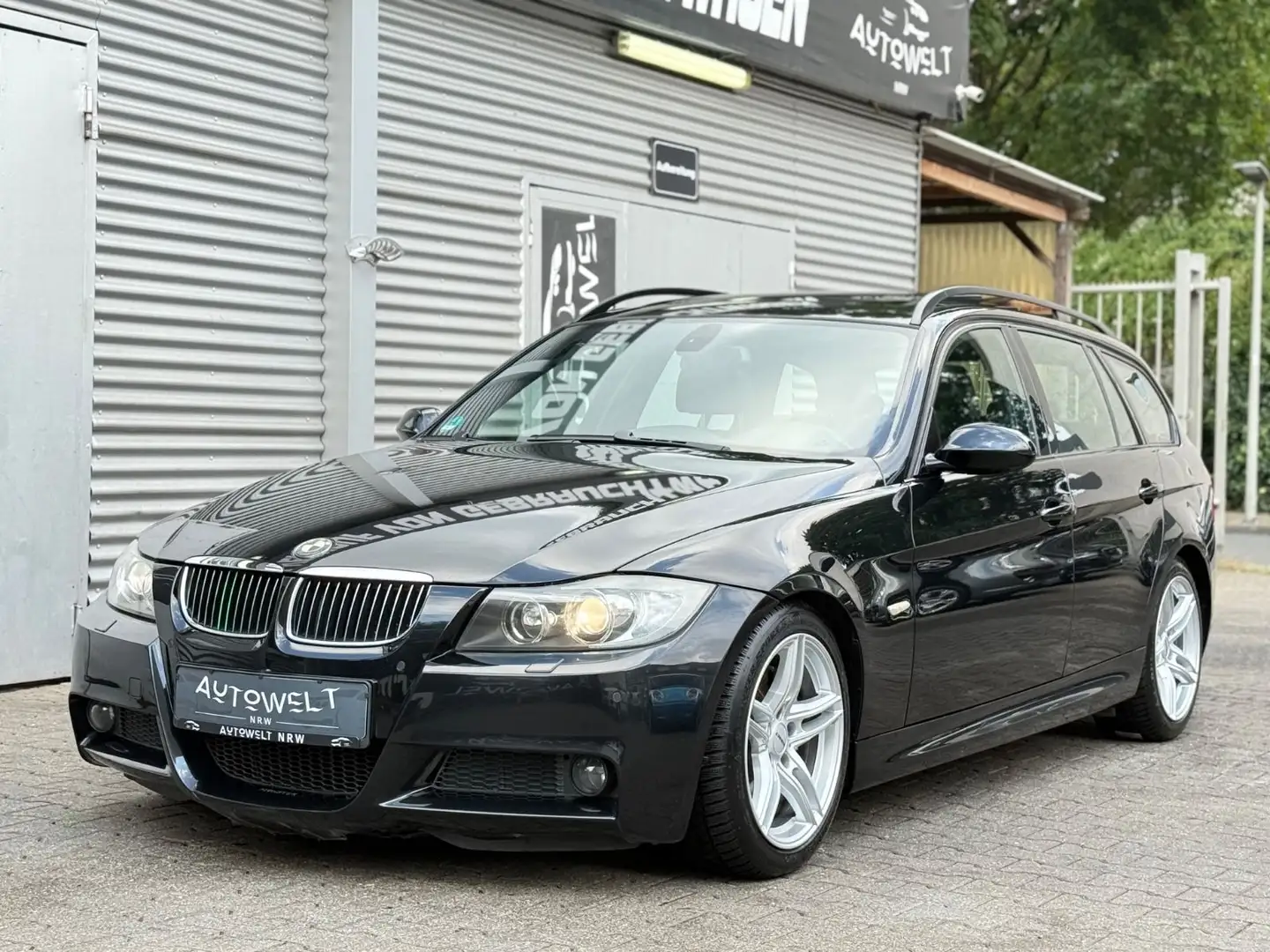 BMW 330 i Touring M PAKET *2-HAND*PANO*NAVI*XENON* Schwarz - 2