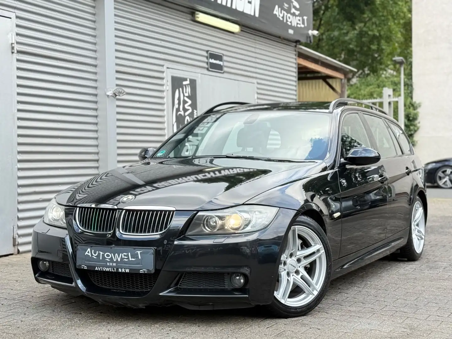BMW 330 i Touring M PAKET *2-HAND*PANO*NAVI*XENON* Schwarz - 1