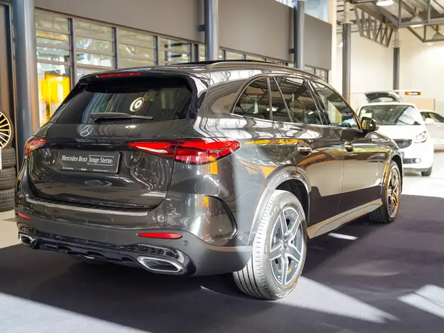 Mercedes-Benz GLC view 3