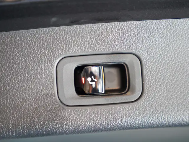 Mercedes-Benz GLC view 19
