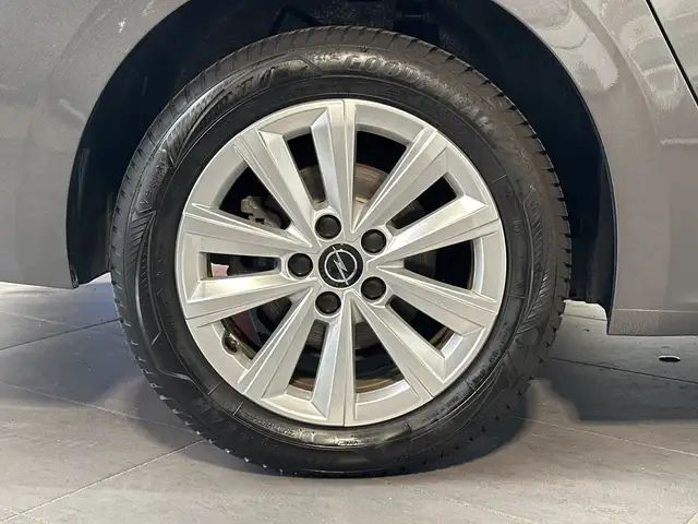Opel Astra view 3
