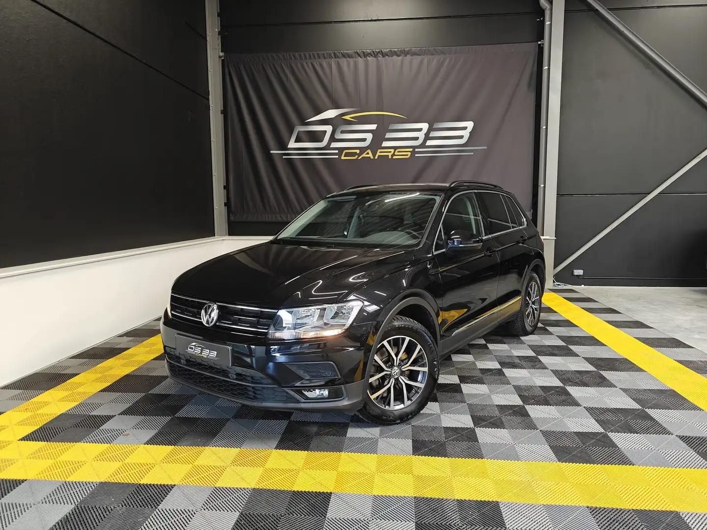 Volkswagen Tiguan 1.5 TSI Comfortline/Zetelverw/AdCruise/PDC/Apple Zwart - 1