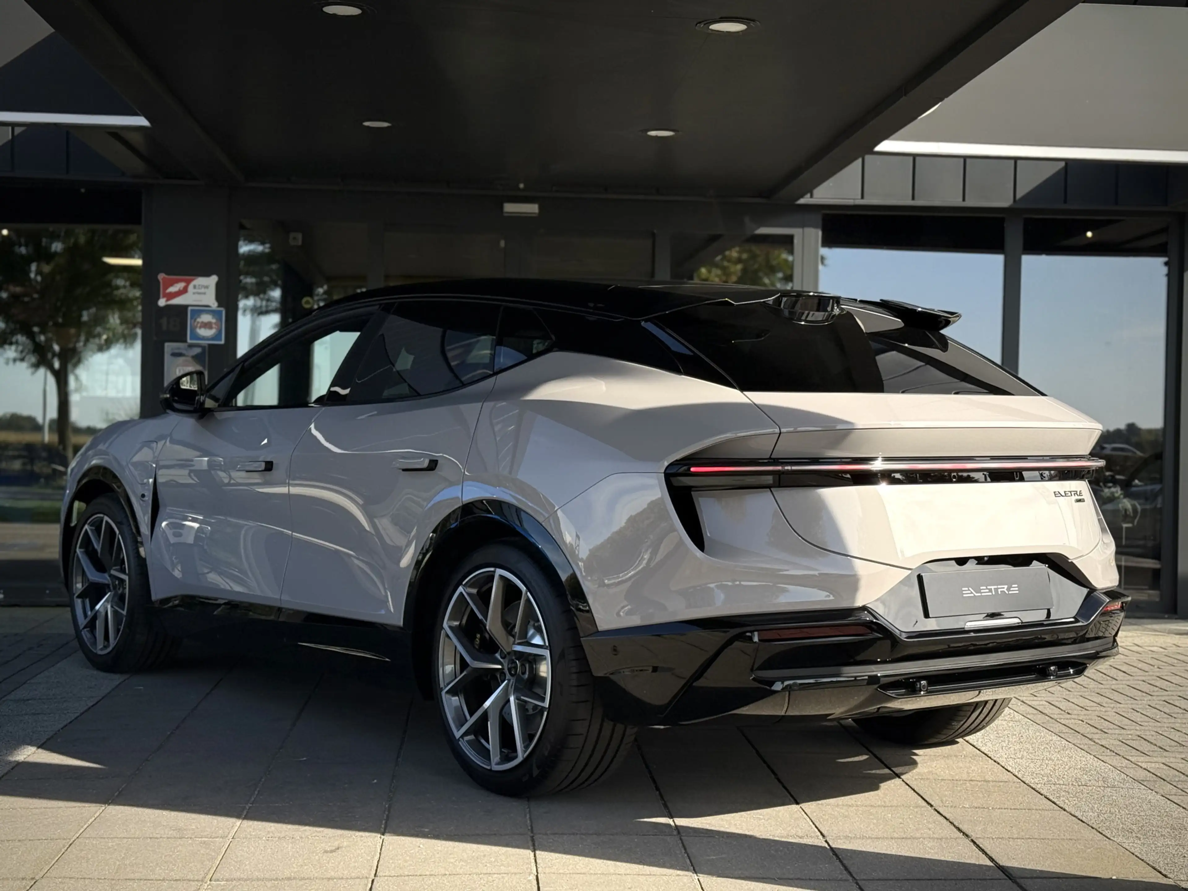 Lotus Eletre 600 GT SE 4WD — photo 7