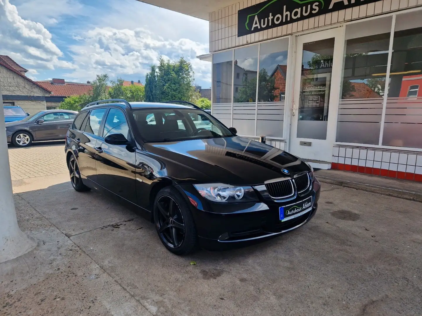 BMW 320 Baureihe 3 Touring 320i Klima SHZG MFL PDC Schwarz - 1