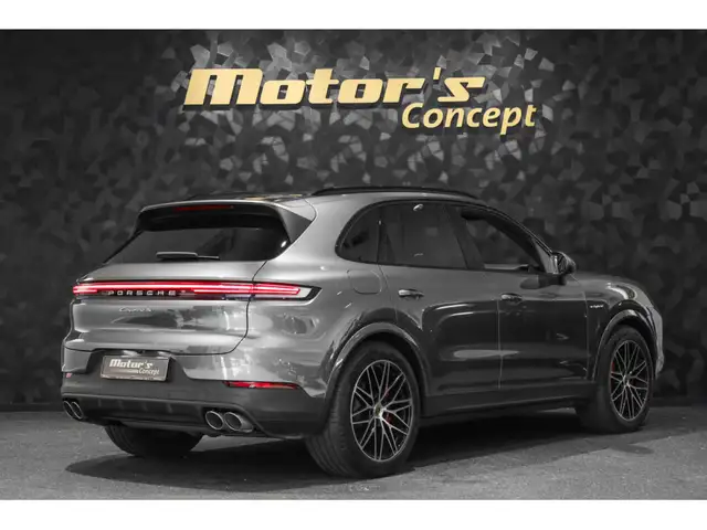 Porsche Cayenne view 3