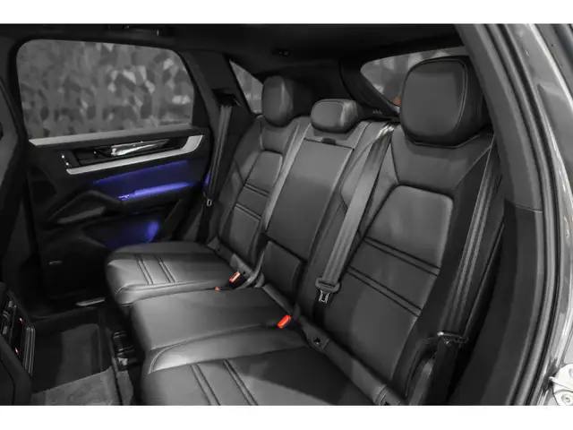 Porsche Cayenne view 11