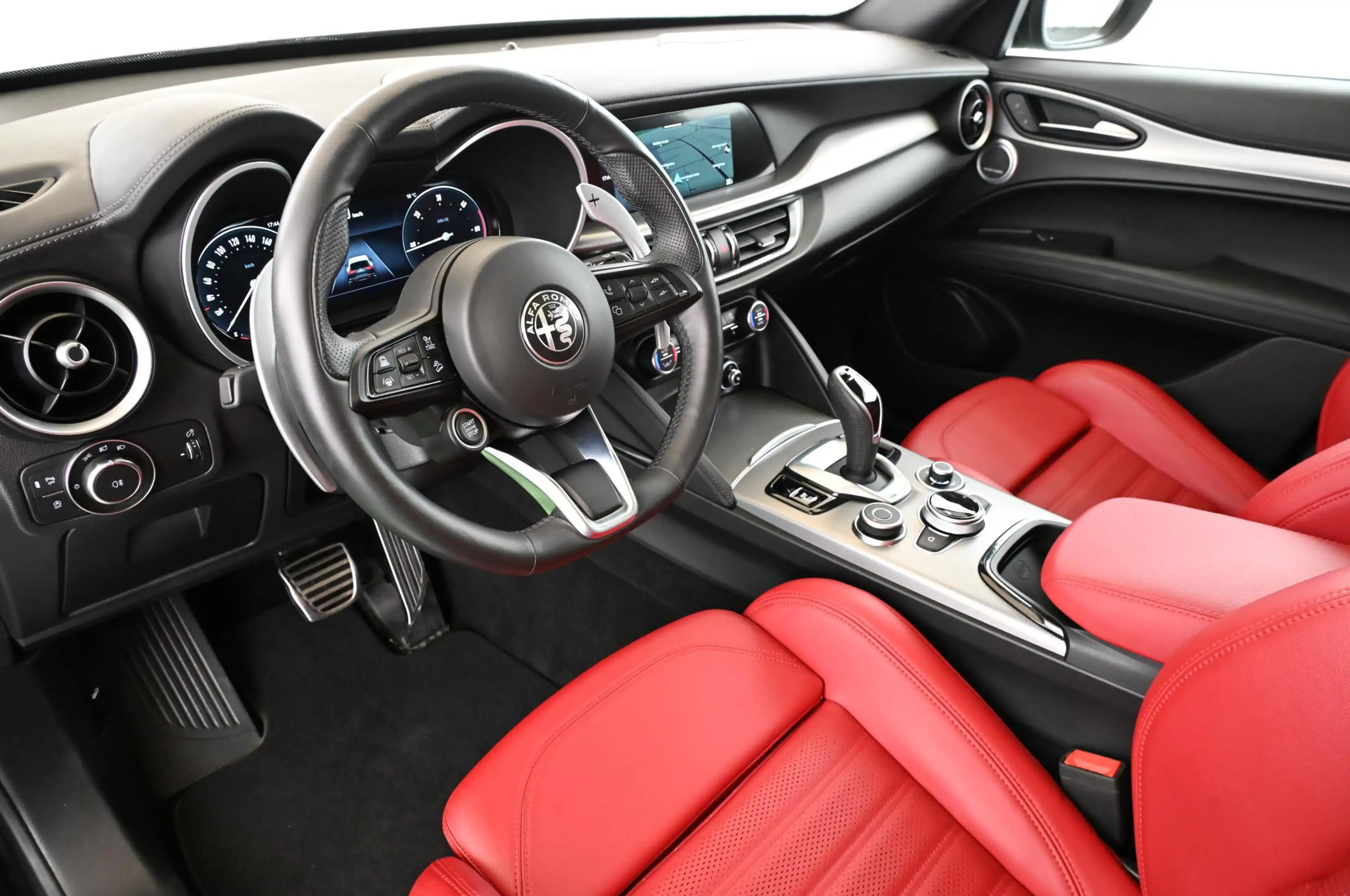 Alfa Romeo Stelvio 2.2 Q4 AT8 Veloce LED/NAVI/PANO/AHK/21 — photo 12