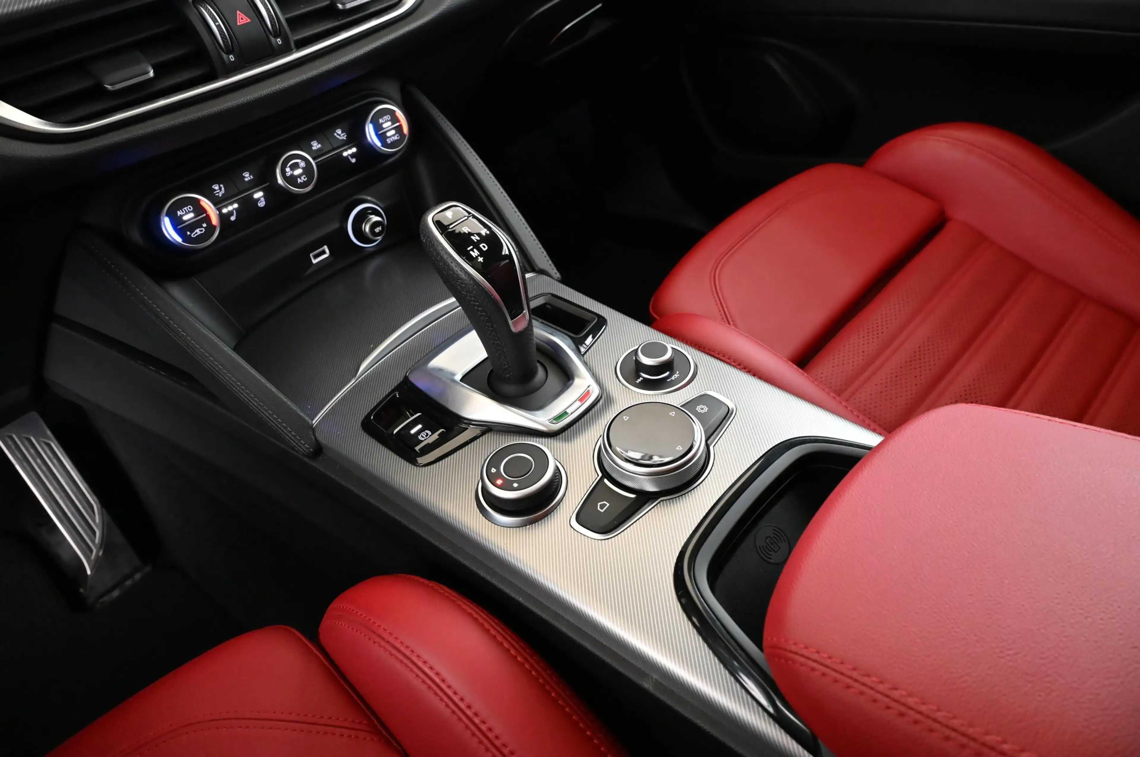 Alfa Romeo Stelvio 2.2 Q4 AT8 Veloce LED/NAVI/PANO/AHK/21 — photo 14