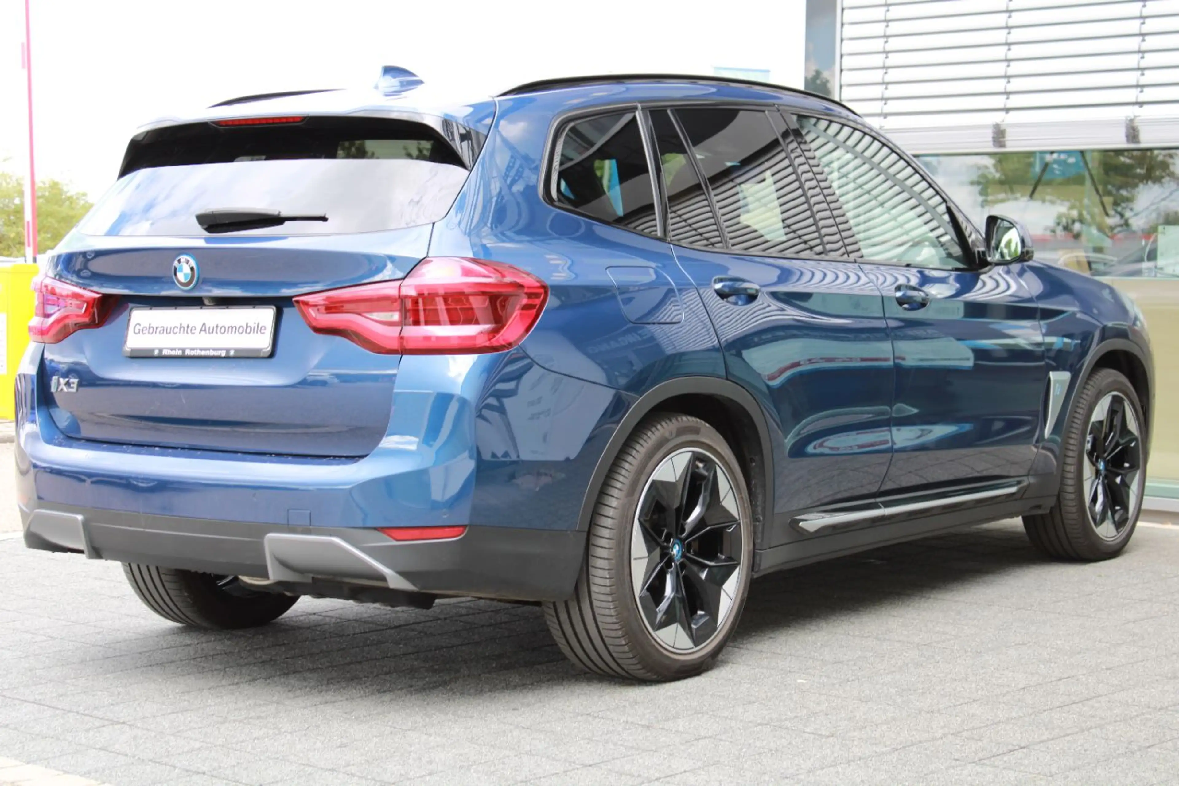 BMW iX3 HUD H&K AHK DAB 360° LED Gestiksteuerung — photo 4