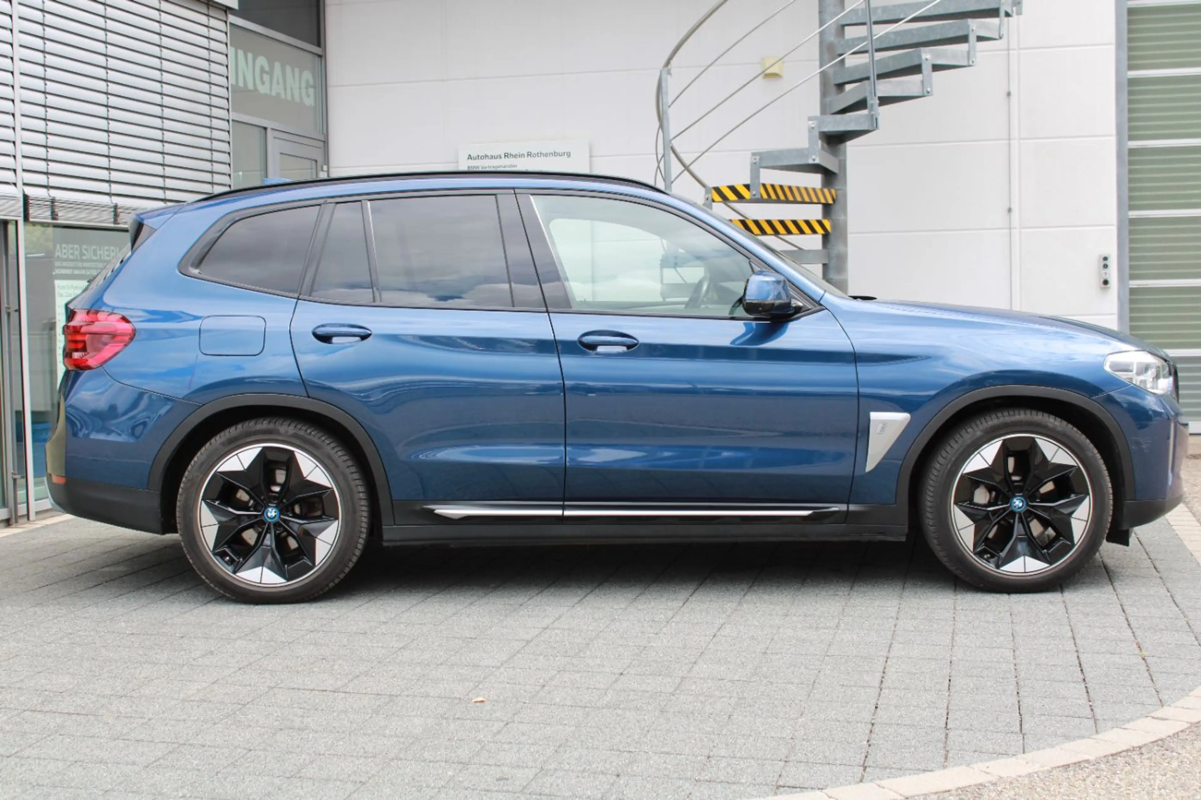 BMW iX3 HUD H&K AHK DAB 360° LED Gestiksteuerung — photo 3