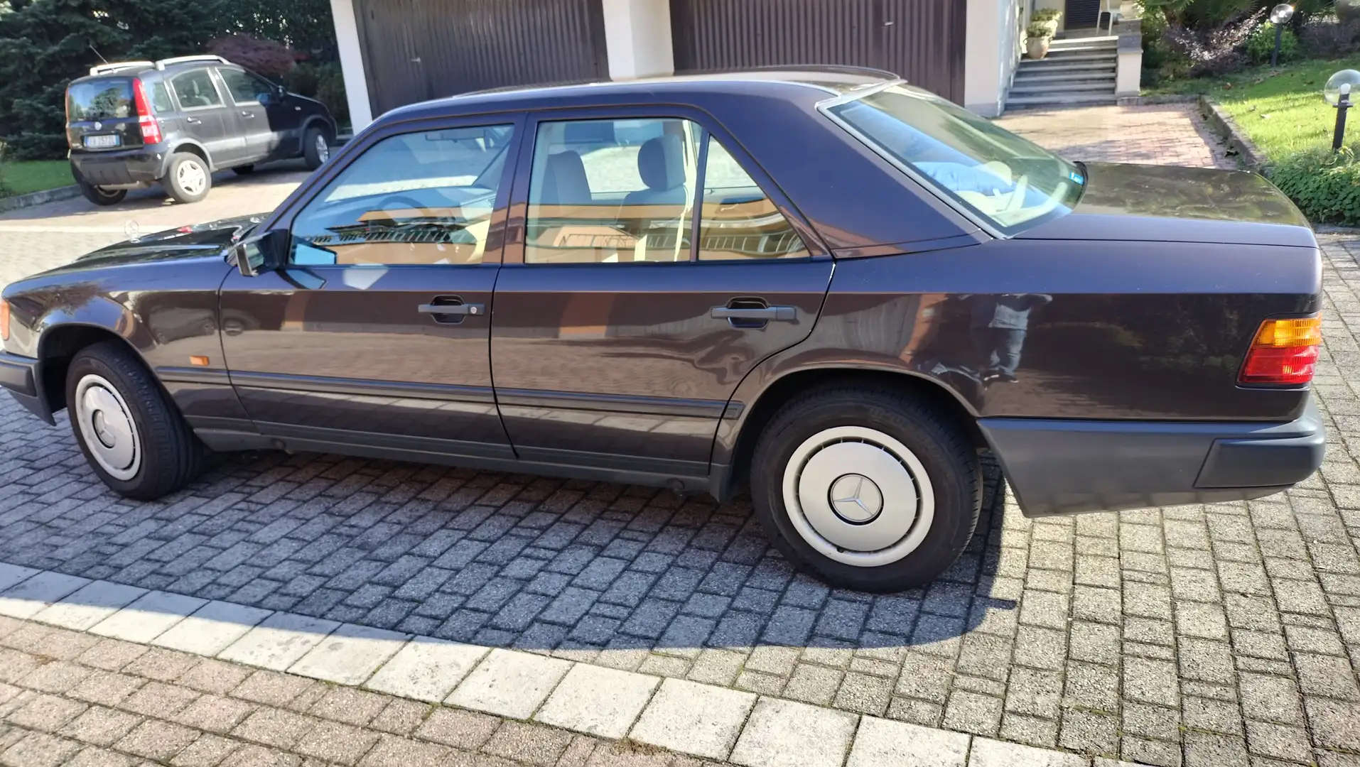 Mercedes-Benz 200 Brun - 2