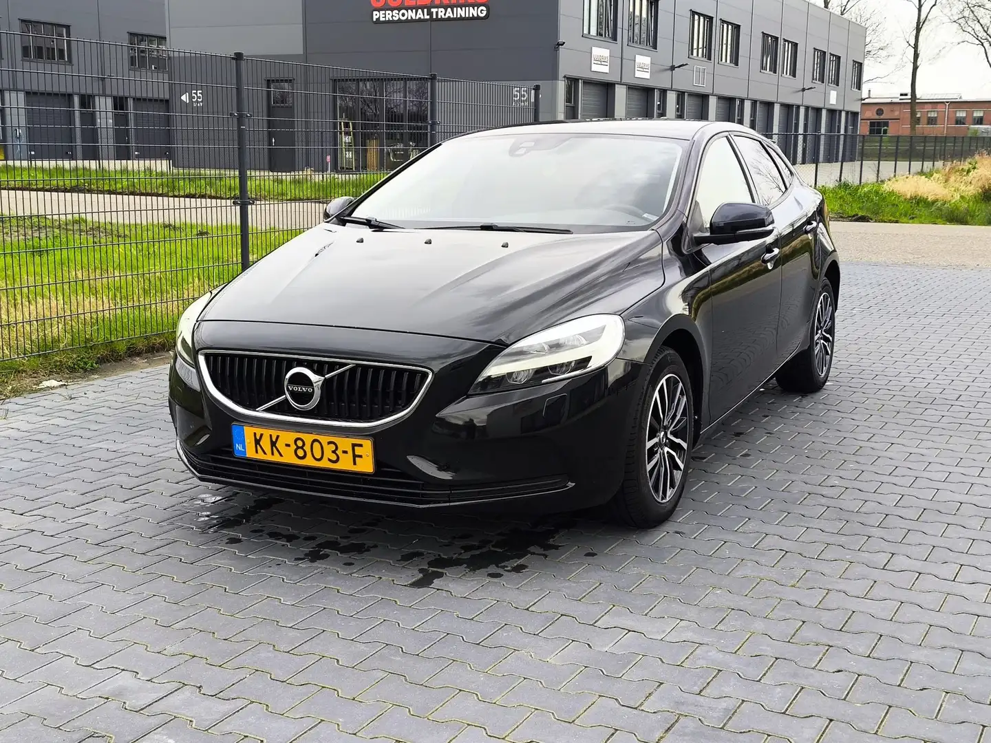 Volvo V40 2.0 D2 ZWART. (RUILEN XC40/XC60 2016+) Zwart - 1