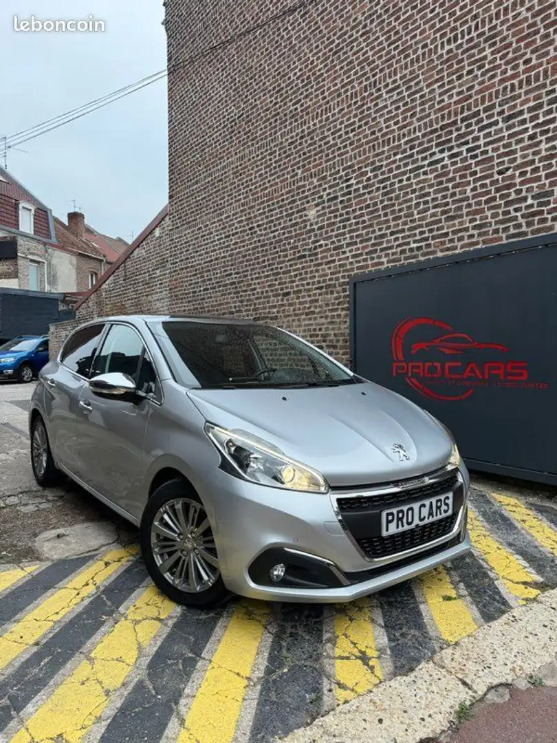 Peugeot 208 Allure Gris - 1